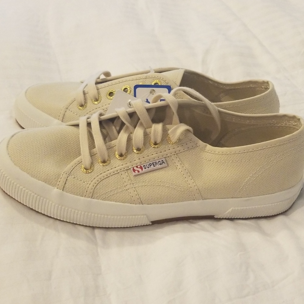 NEW Superga Size 8.5, Cream/Off White Sneaker